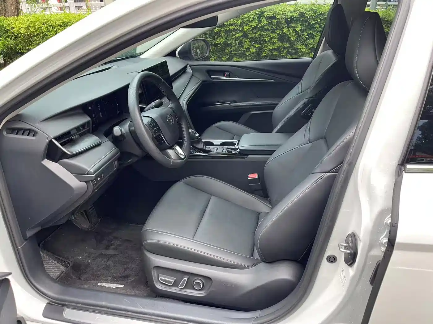 Toyota Camry 2025 Hybrid 2.0HXS Glory Edition фото 8
