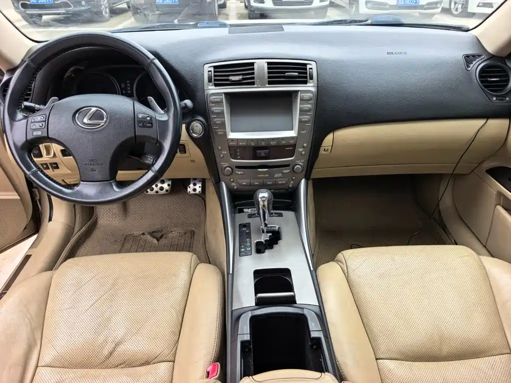 Photo 10 - Lexus IS