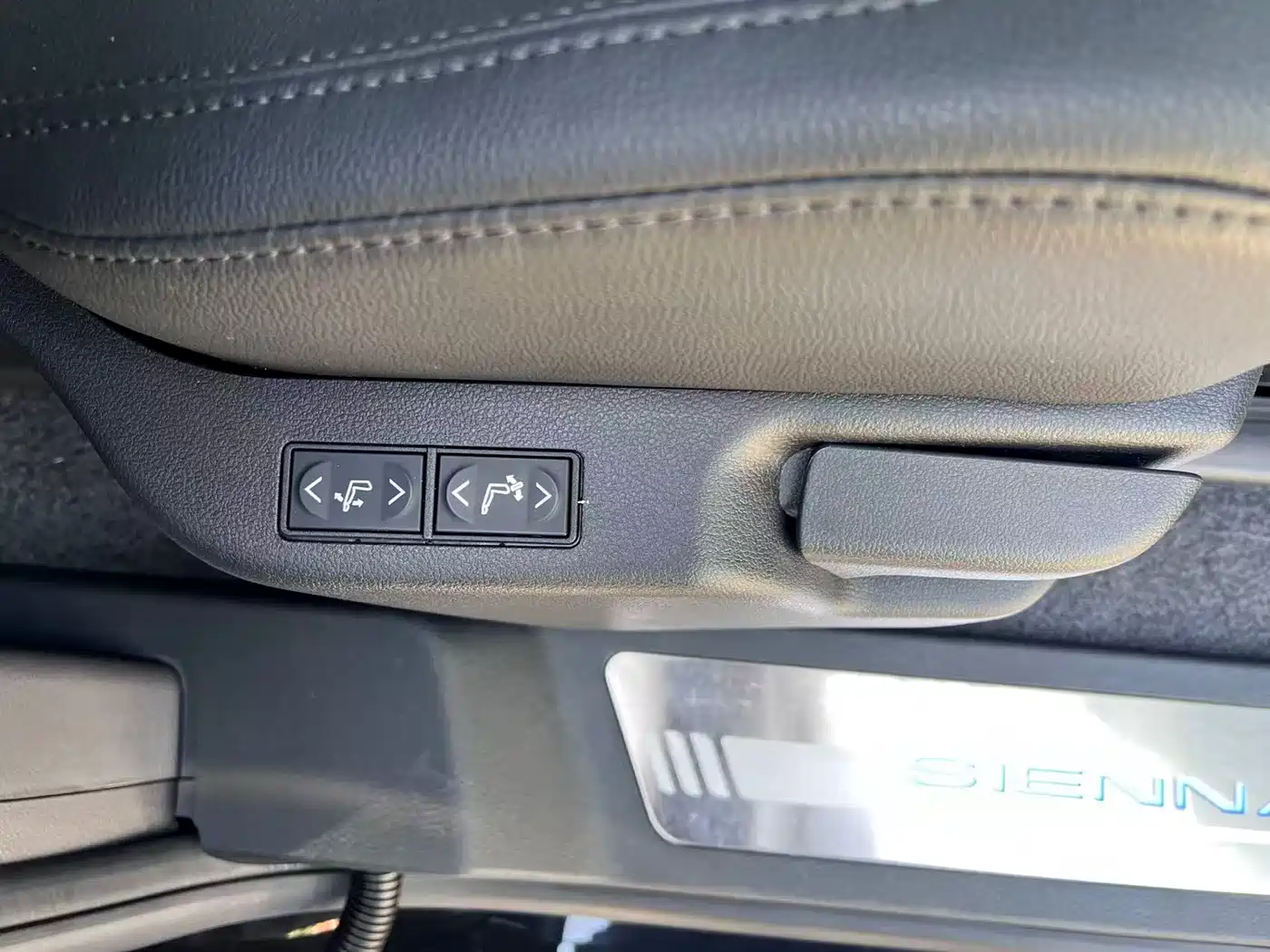 Toyota Sienna 2023 2.5L Hybrid Premium Edition фото 11