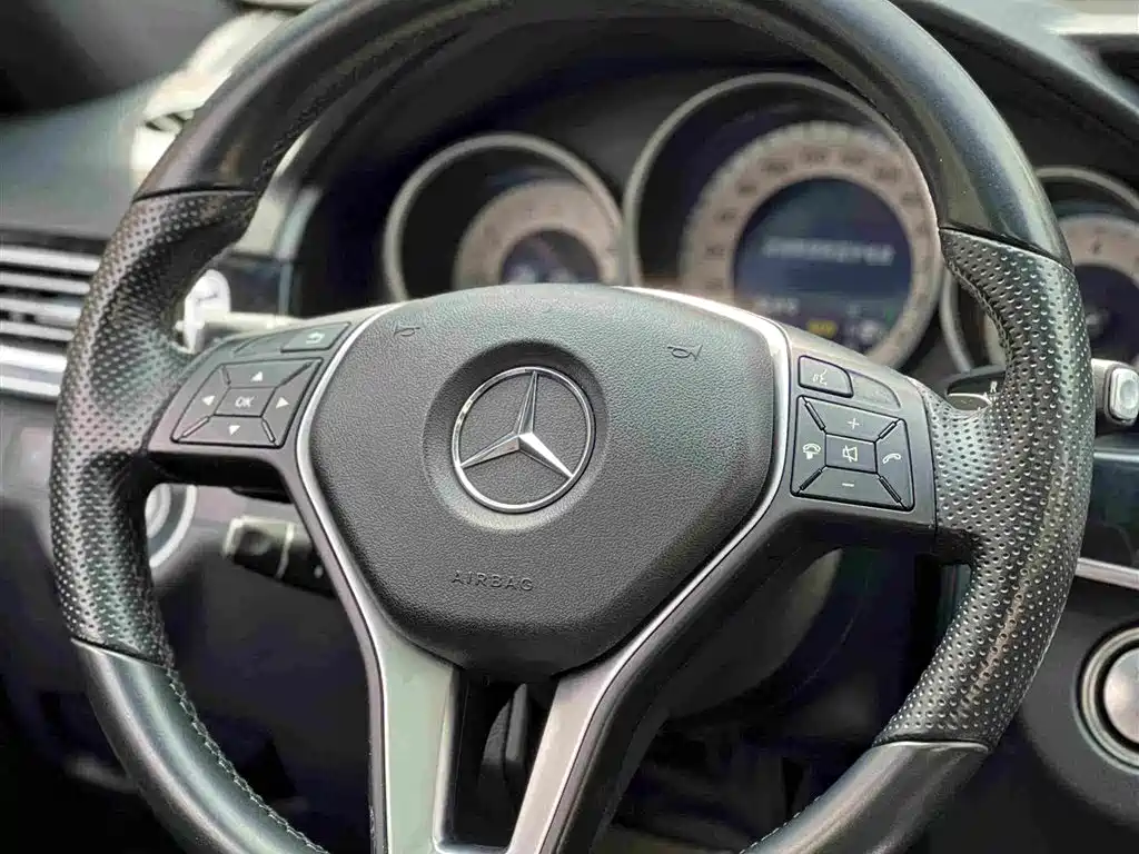 صورة 13 - Mercedes-Benz E-Class