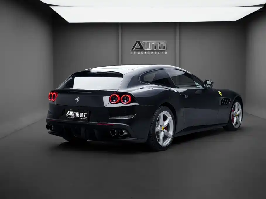 Фото 6 - Ferrari GTC4Lusso