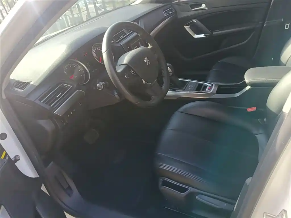 Peugeot 408 2016 1.6T Automatic Luxury Edition фото 15