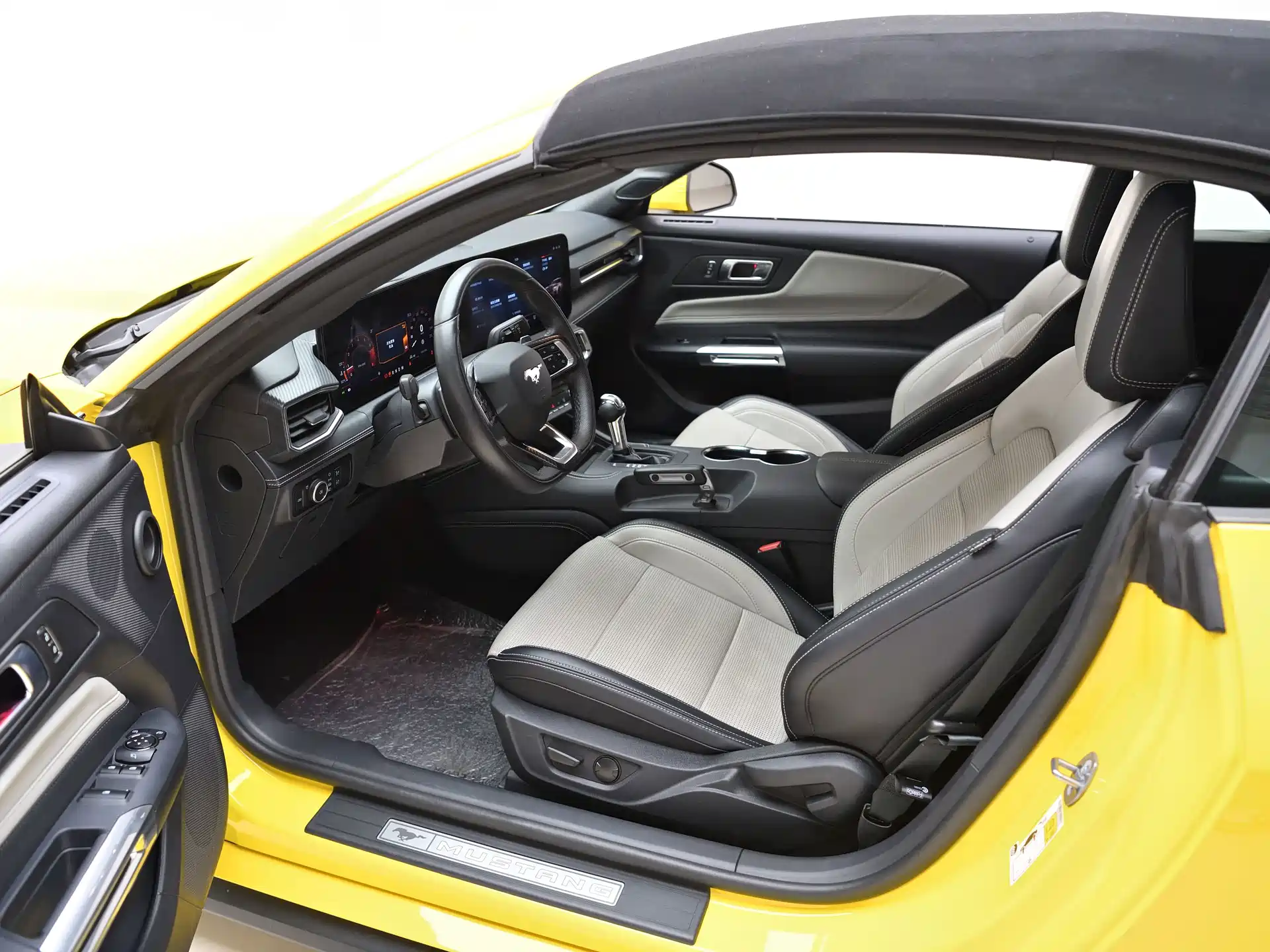 Photo 11 - Ford Mustang