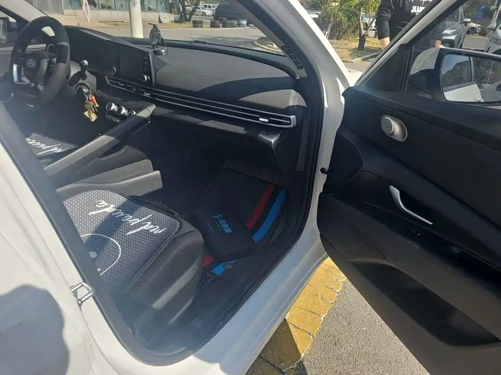 Photo 19 - Hyundai Elantra