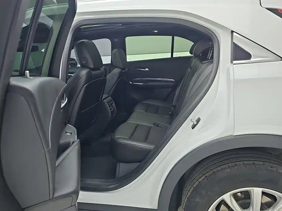 Photo 11 - Cadillac XT4