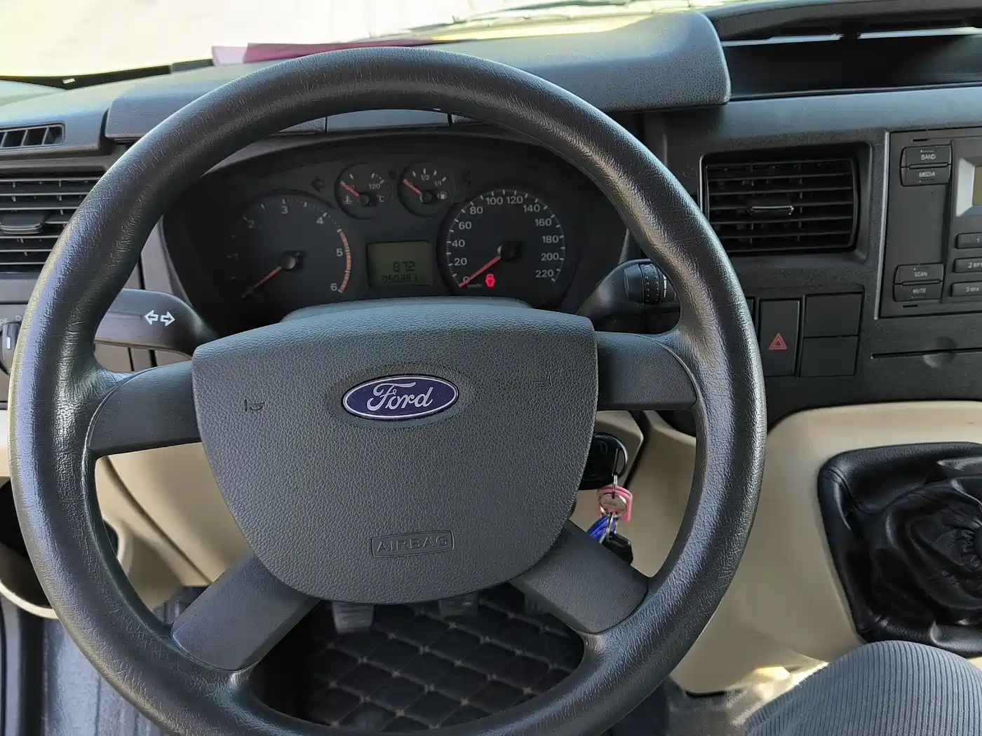 Ford New Generation Transit 2018 2019 Model 2.2T Luxury Long Wheelbase Medium Roof 10-seater China VI