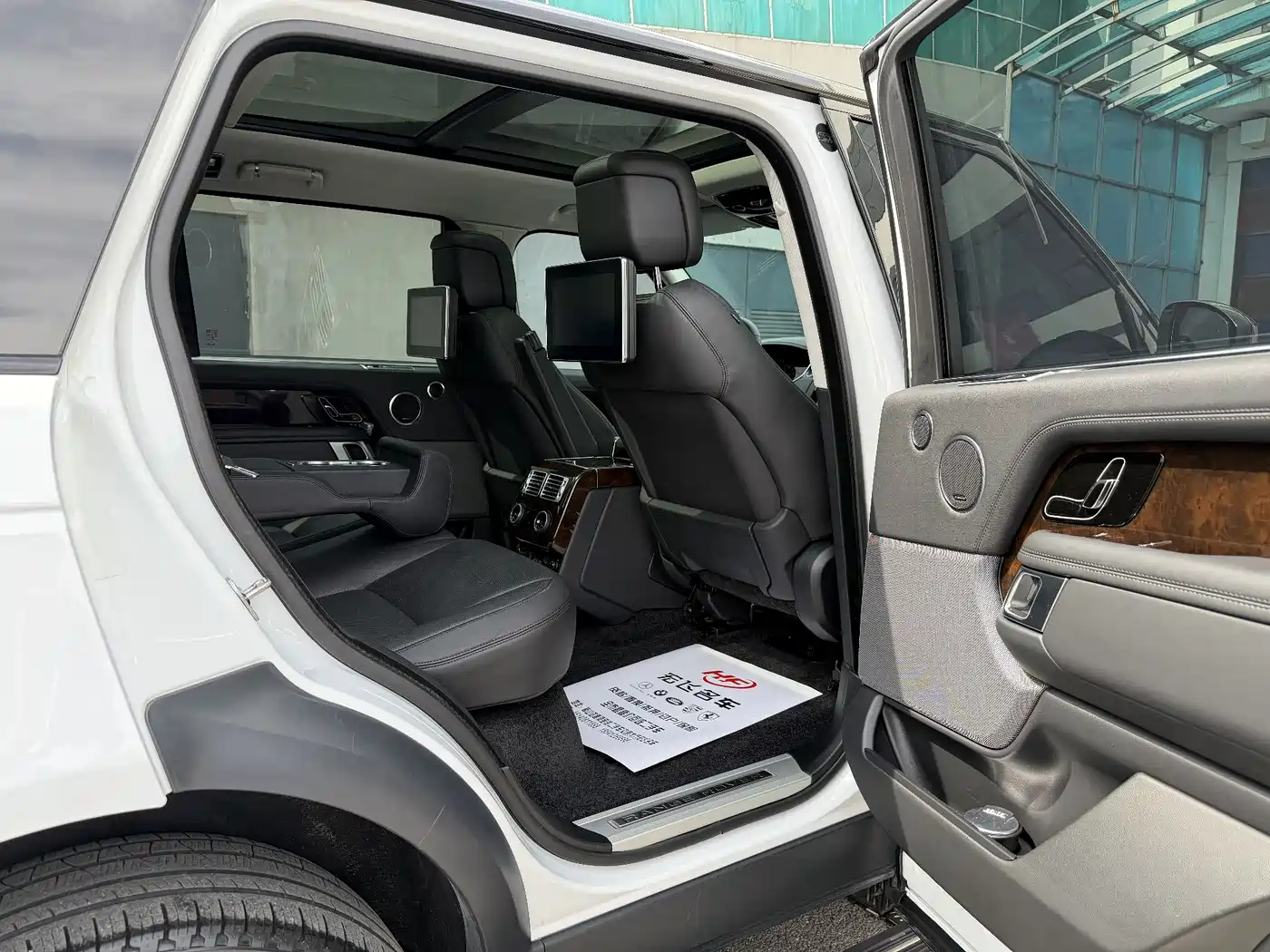 Land Rover Range Rover 2022 3.0 L6 400PS Heritage Extended Classic Edition фото 10