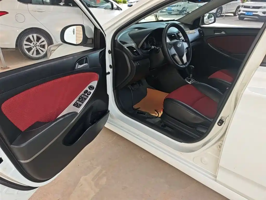 Hyundai Reina 2014 Model 1.4L Automatic GLX фото 16