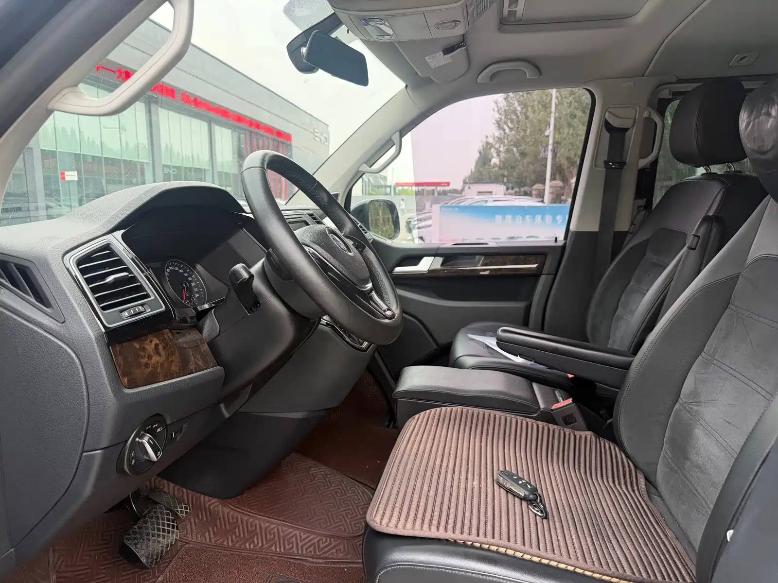 Photo 4 - Volkswagen Multivan