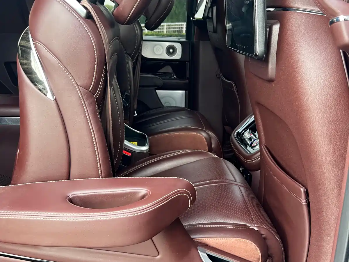 Фото 12 - Lincoln Navigator