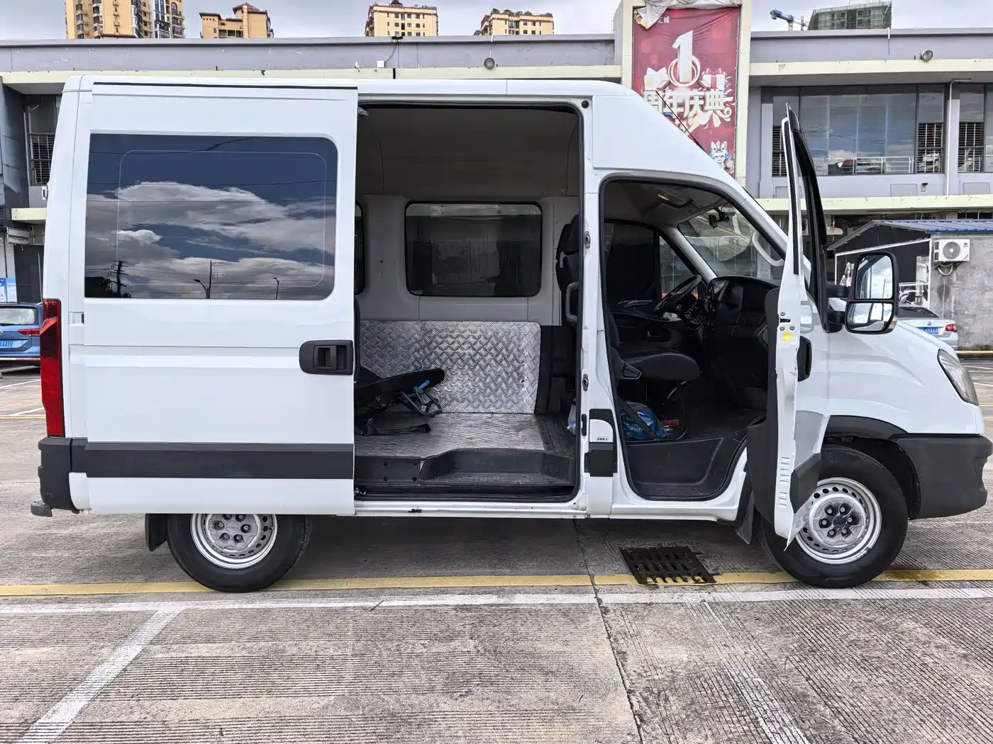 Iveco Daily 2022 2021 2.0T Manual Chaorui Short Wheelbase High Roof Sliding Door F1A