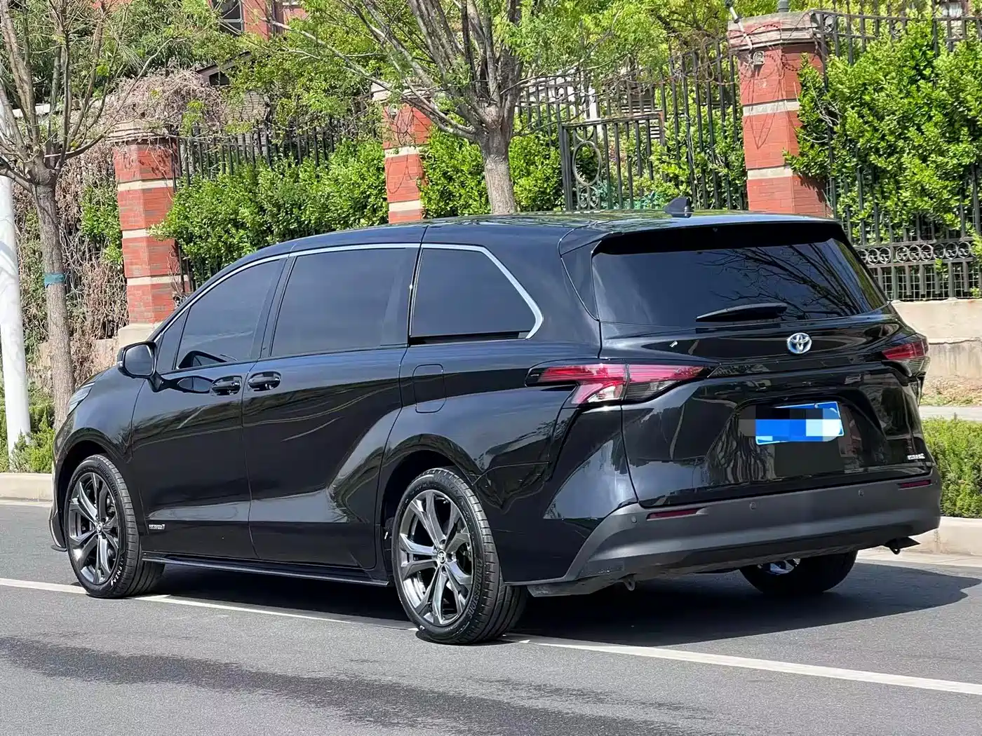 Toyota Sienna 2023 2.5L Hybrid Premium Edition фото 3