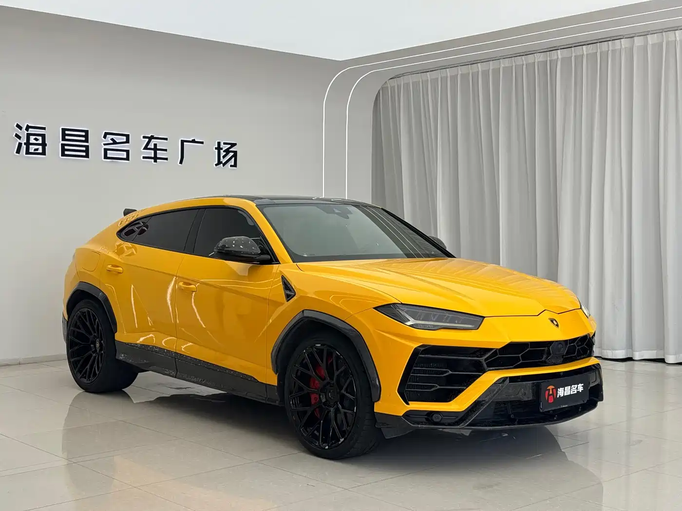 Фото 3 - Lamborghini Urus
