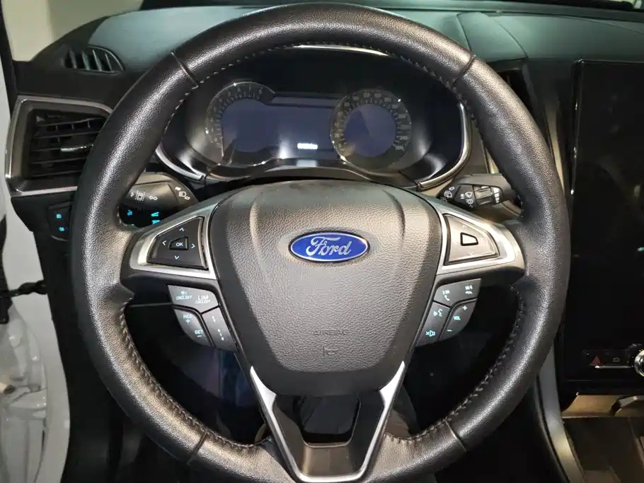Фото 15 - Ford Edge