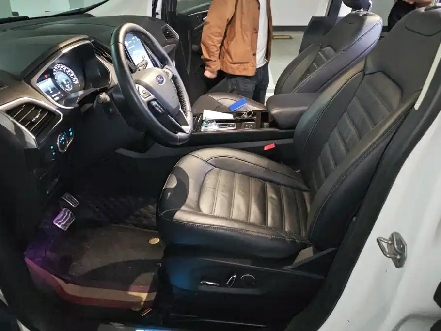 Фото 9 - Ford Edge