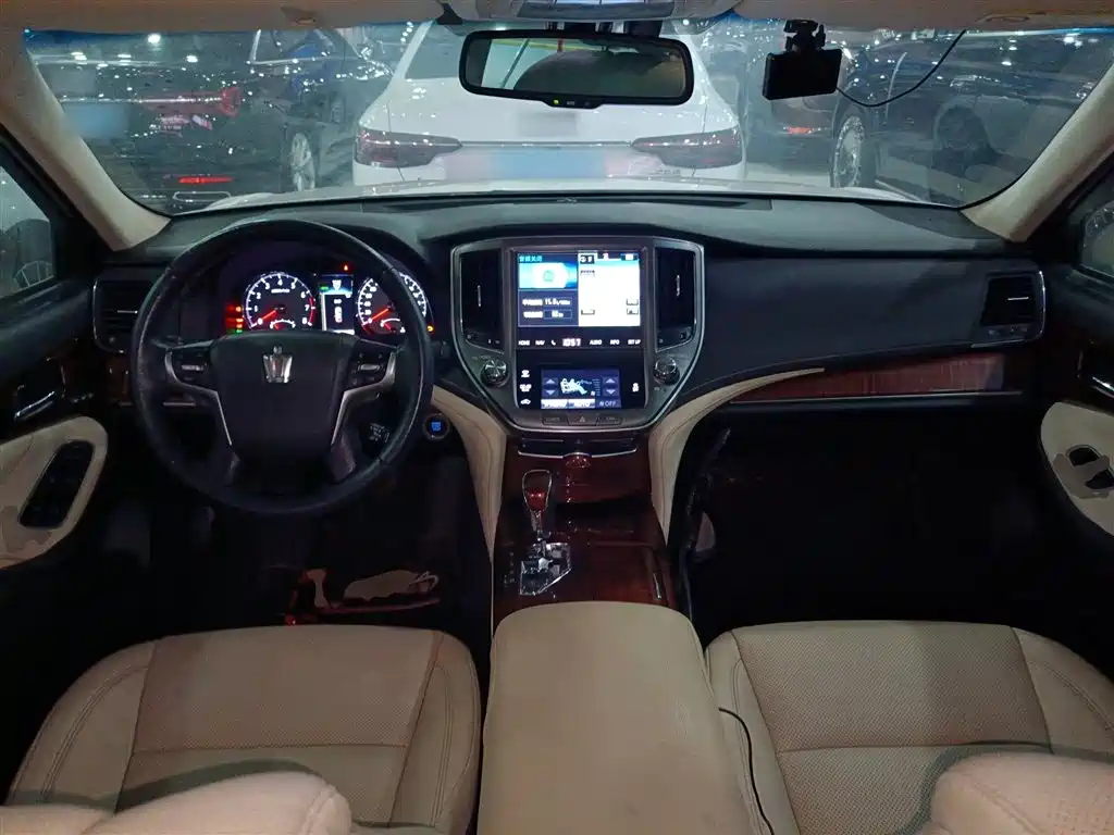 Toyota Crown 2015 2.5L Elite Version фото 6