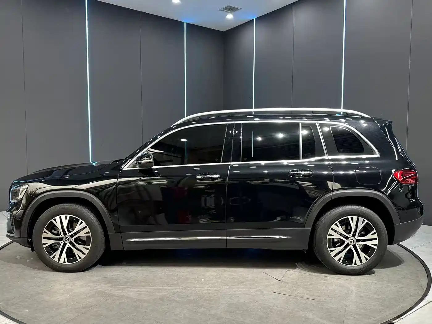 MERCEDES-BENZ GLB