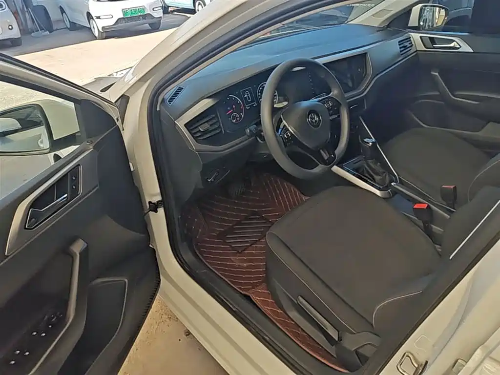 Volkswagen Polo 2019 Plus 1.5L Automatic Panorama Enjoyment Edition фото 16