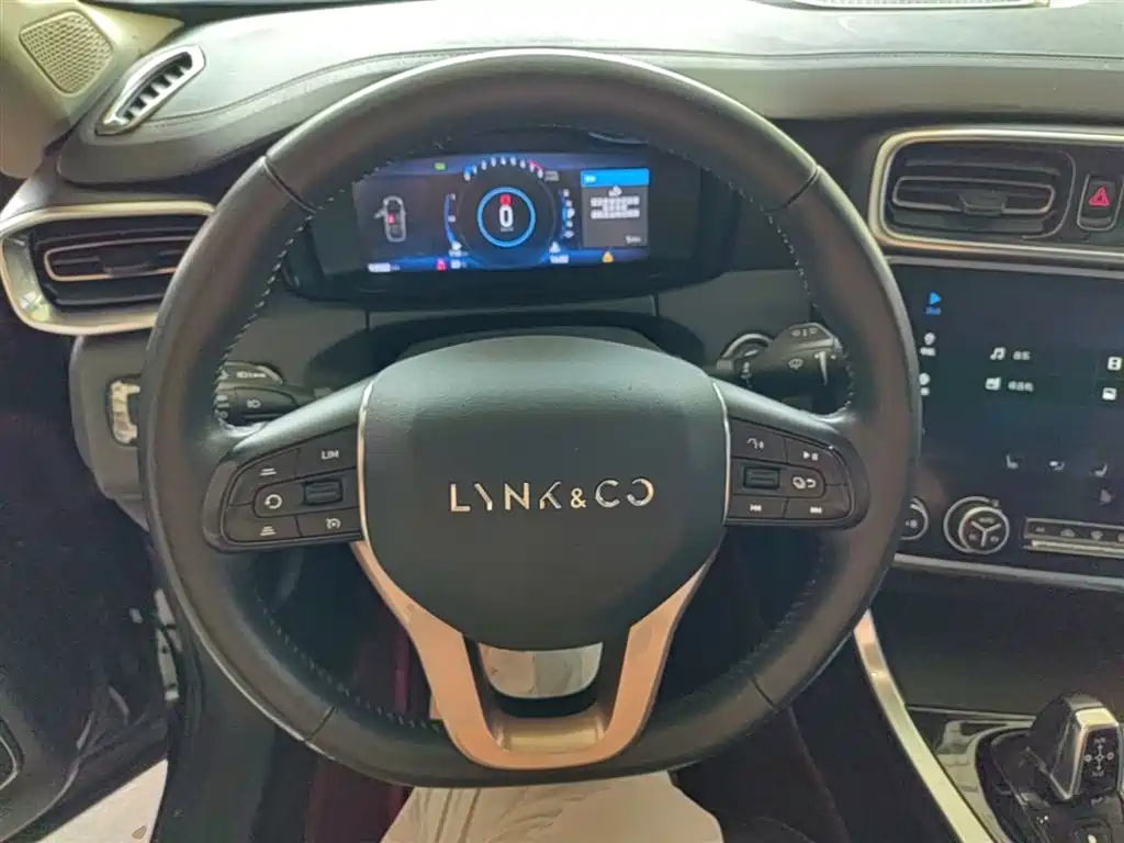 Lynk & Co 01 2017 2.0T 2WD фото 3