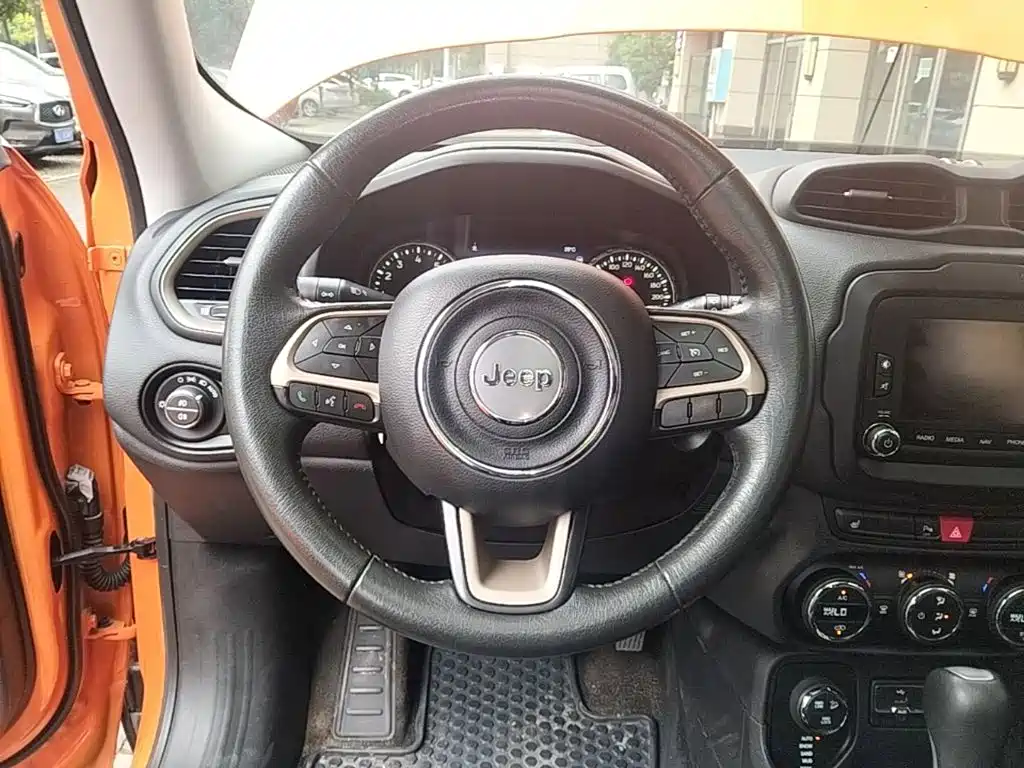 Photo 11 - Jeep Renegade