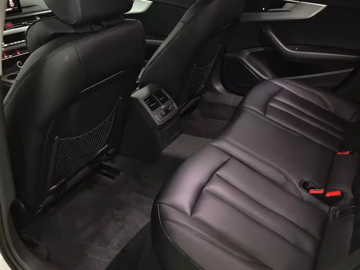 Audi A4L 2018 30th Anniversary 45 TFSI quattro Personality Sport фото 6
