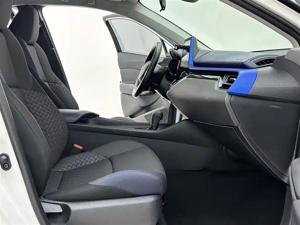 Toyota C-HR 2021 2.0L Comfort Edition фото 4