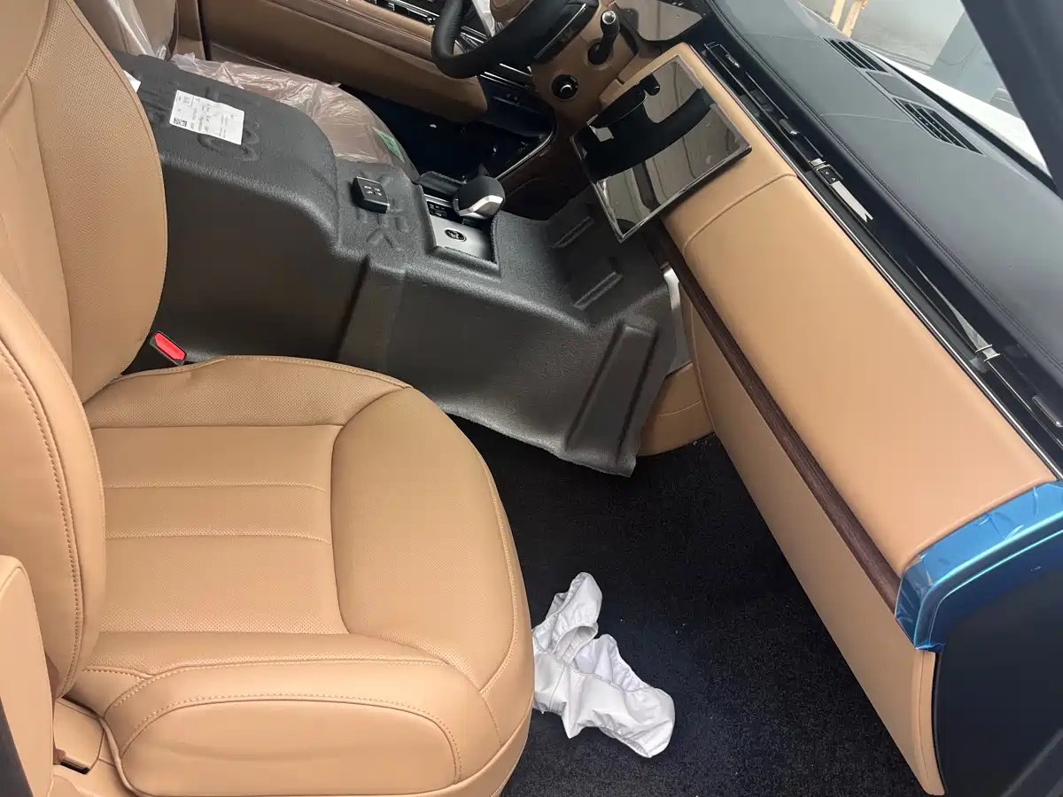 Land Rover Range Rover 2026 Model 3.0 L6 400PS SE Long Wheelbase Version фото 4