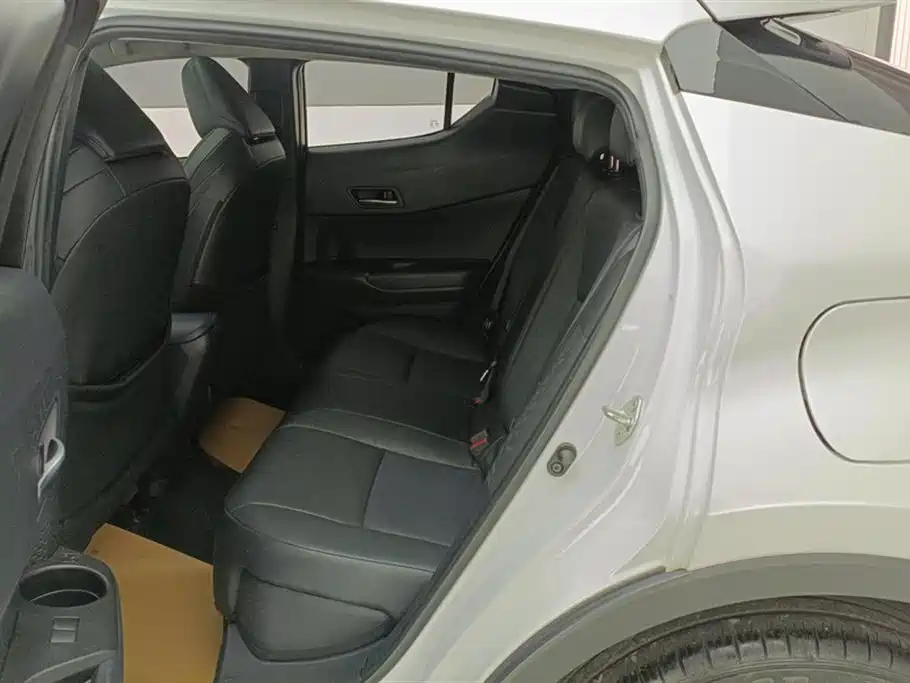 Toyota C-HR 2021 2.0L Luxury Edition фото 11