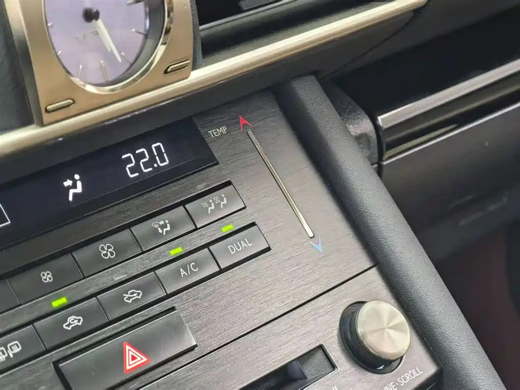Lexus IS 2015 200t Leading Edition фото 8