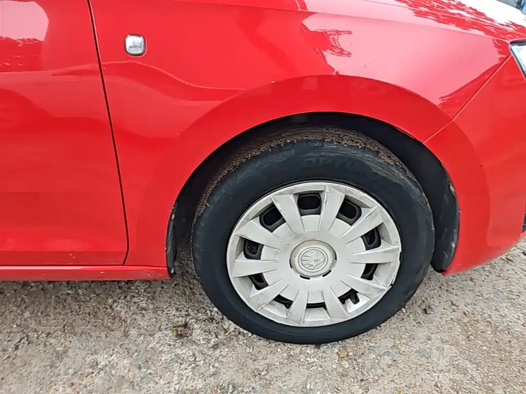 Škoda Skoda Rapid Spaceback 2016 Facelift 1.6L Manual Forward Edition фото 14
