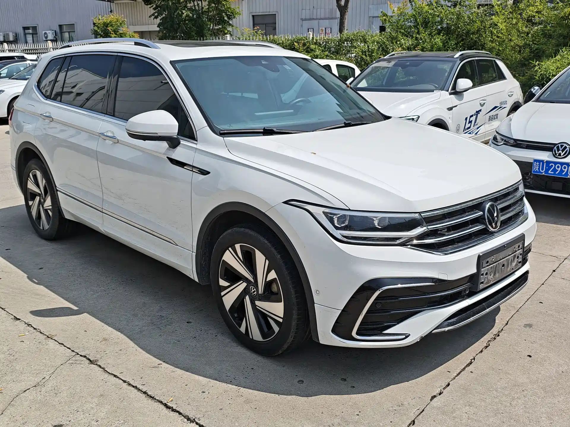 Photo 2 - Volkswagen Tiguan L