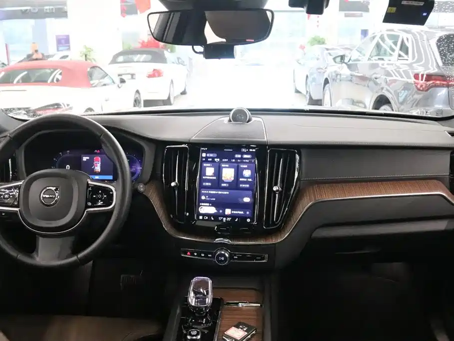 VOLVO XC60 PLUG IN HYBRID