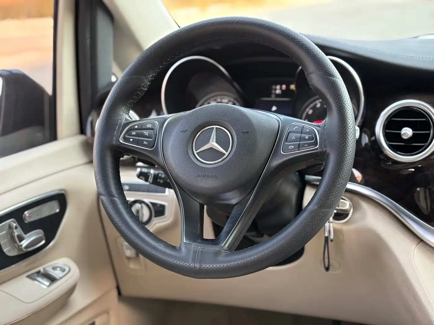 Mercedes-Benz V-Class 2017 Model V 260 L Premium Extended Edition фото 10