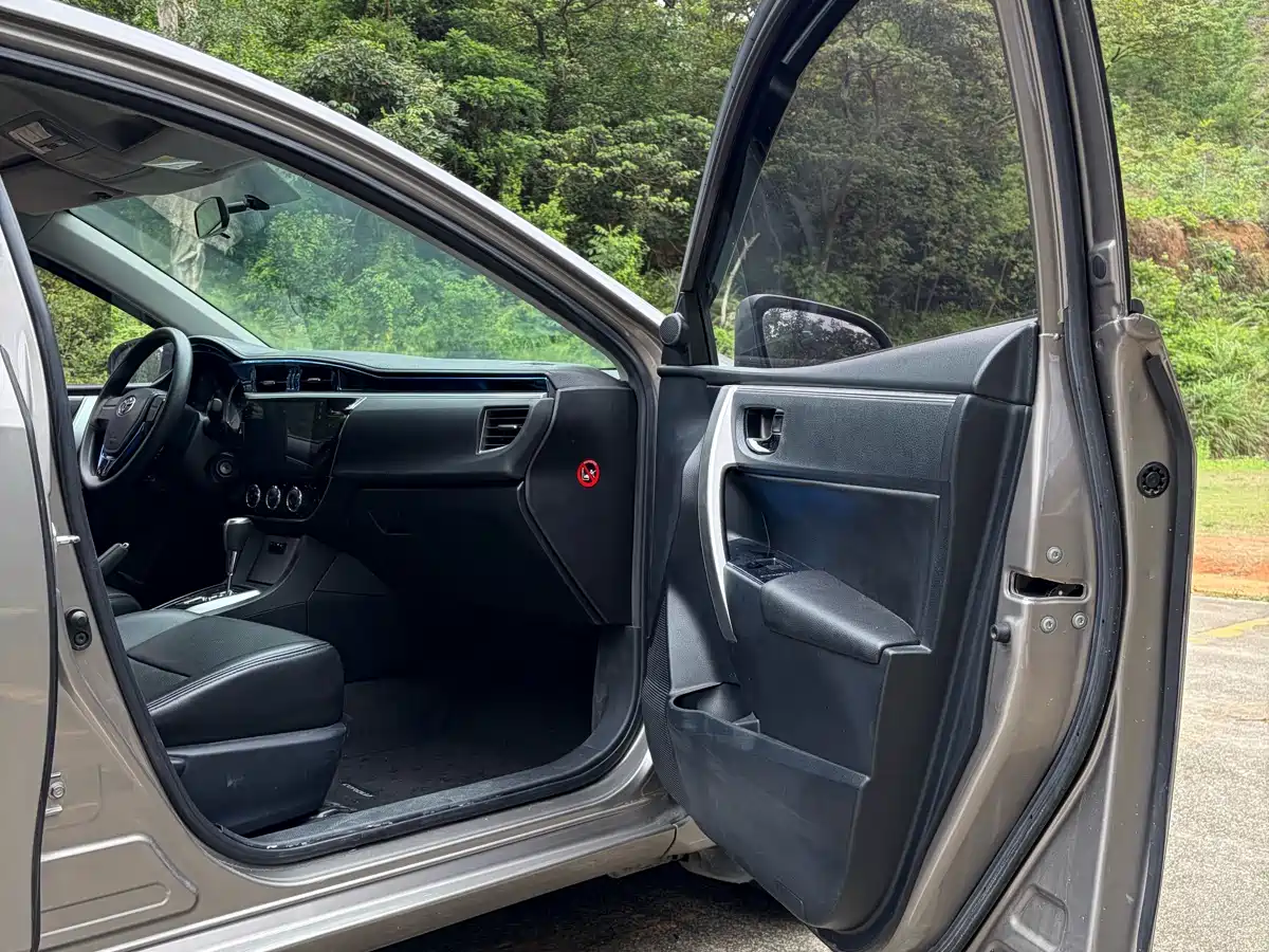 Toyota Corolla 2014 1.6L CVT GL фото 14