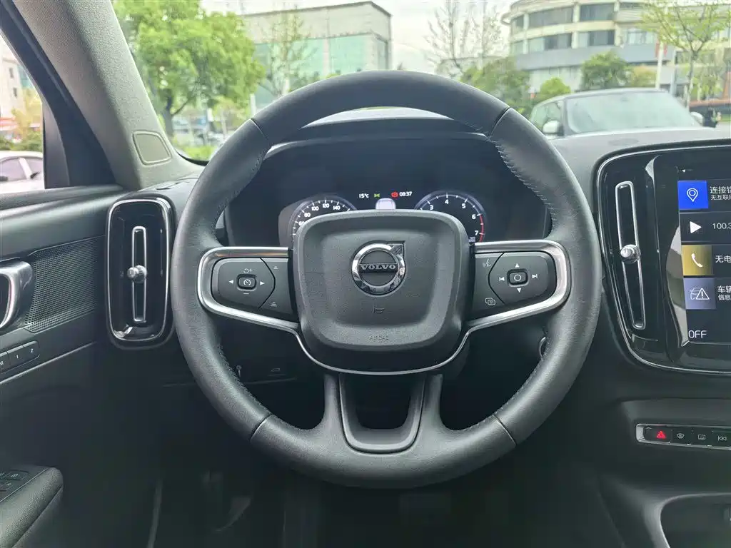 VOLVO XC40