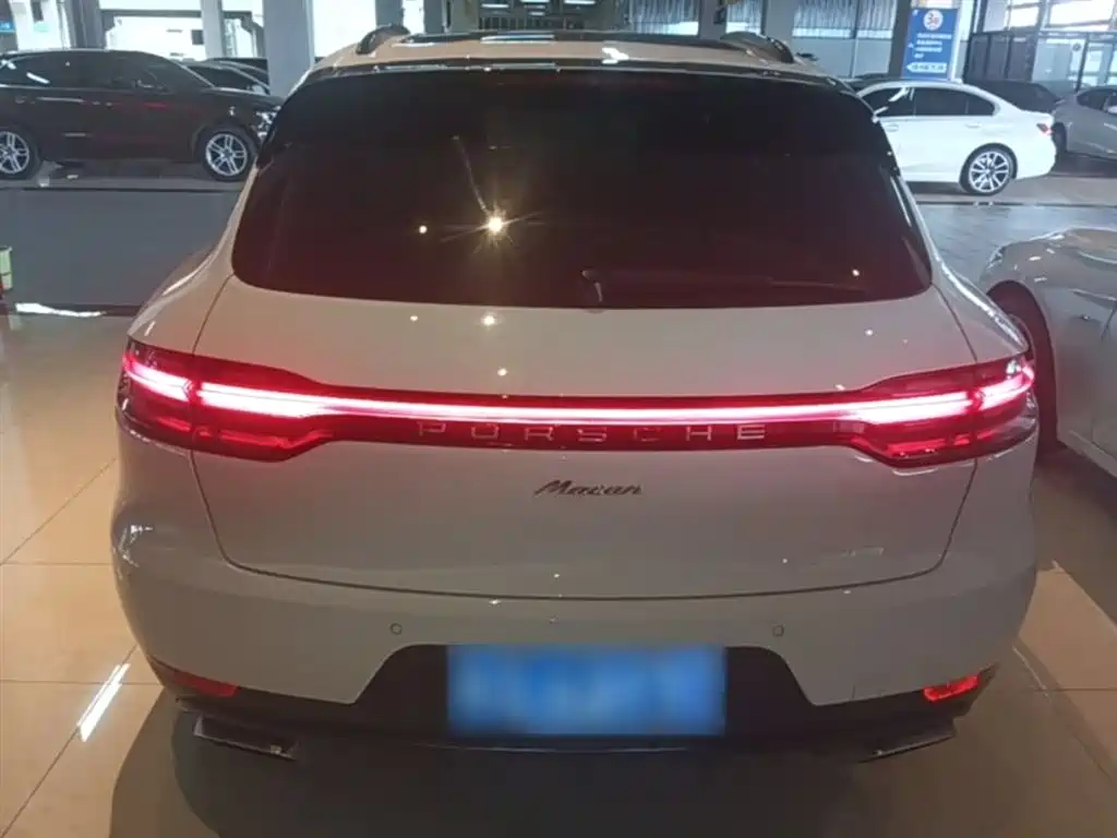 PORSCHE MACAN