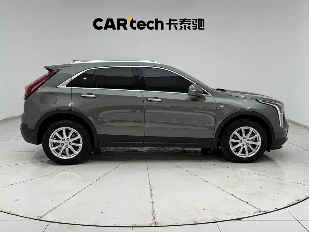 Photo 4 - Cadillac XT4