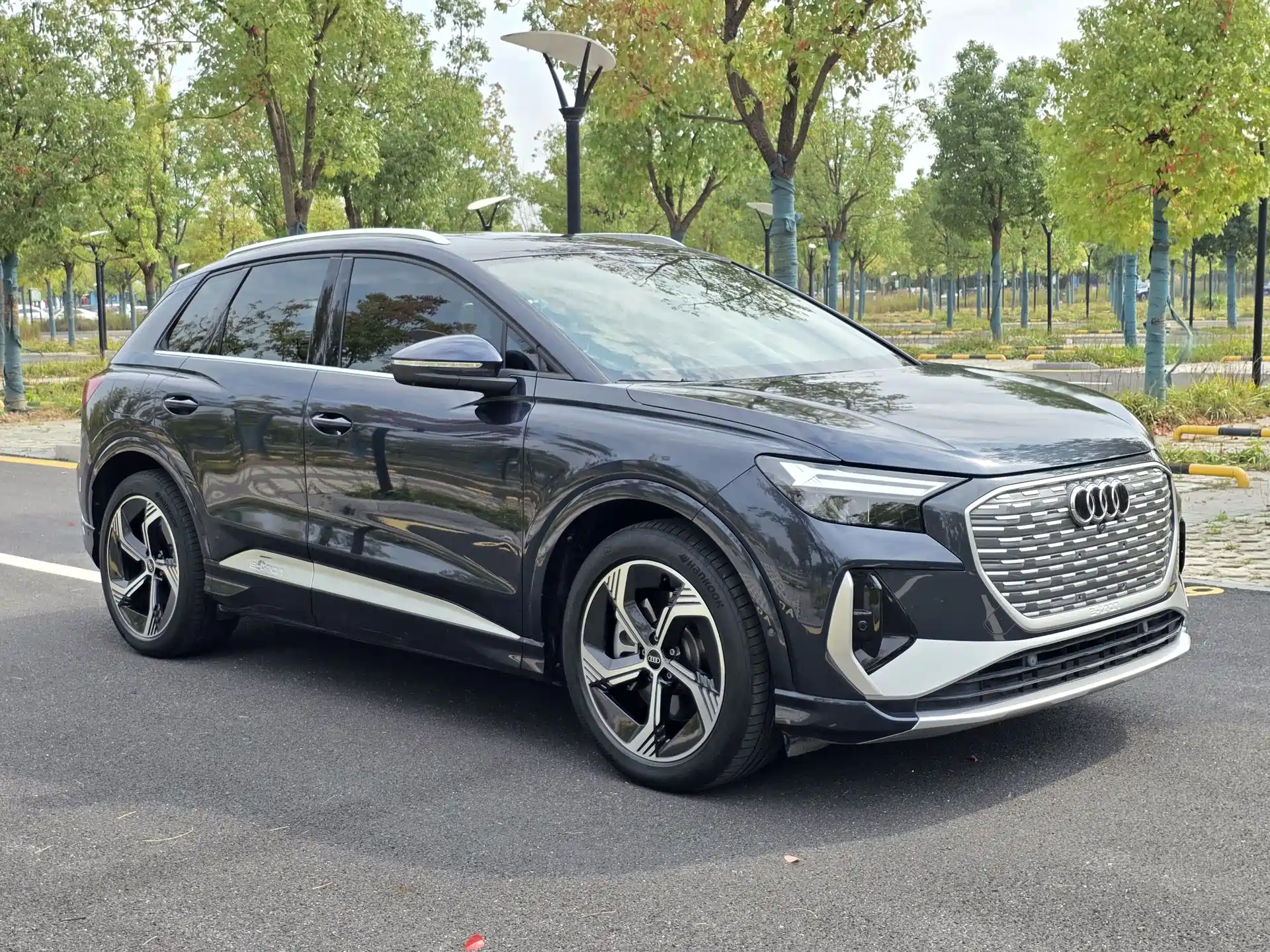 Photo 3 - Audi Q4 e-tron