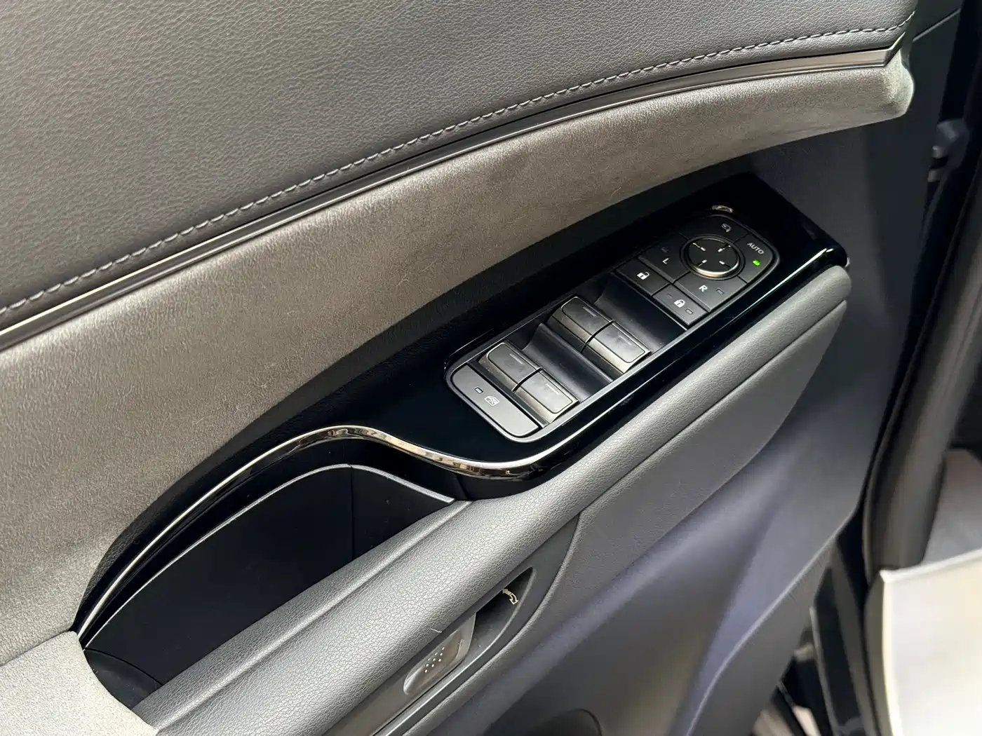 Lexus LM 2023 350h 7-Seater Elegance Edition фото 13