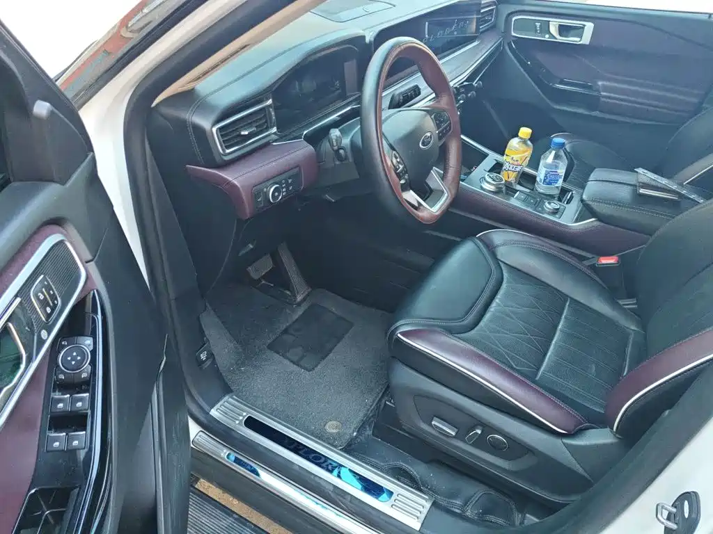 Фото 14 - Ford Explorer