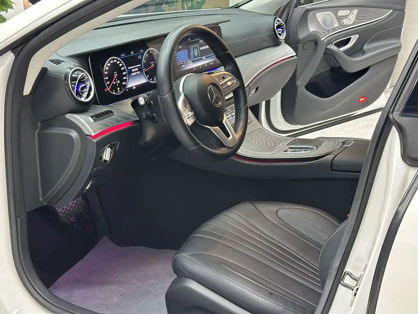 Photo 2 - Mercedes-Benz CLS