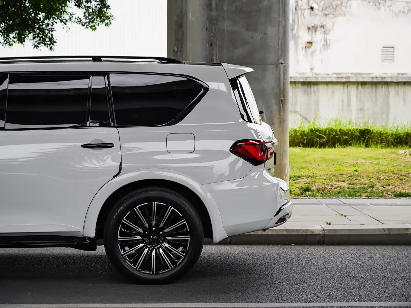 Фото 20 - Infiniti QX80