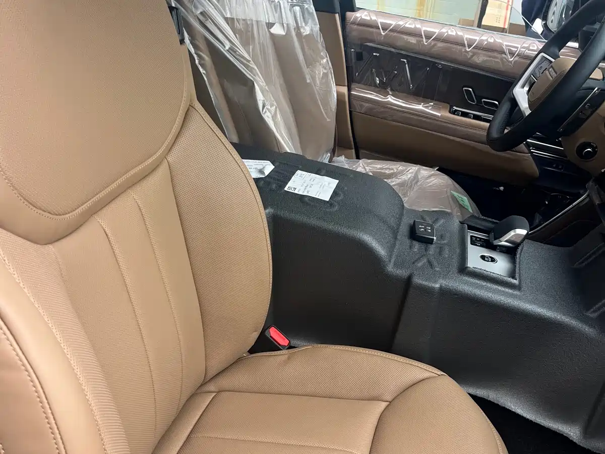 Land Rover Range Rover 2026 Model 3.0 L6 400PS SE Long Wheelbase Version фото 9