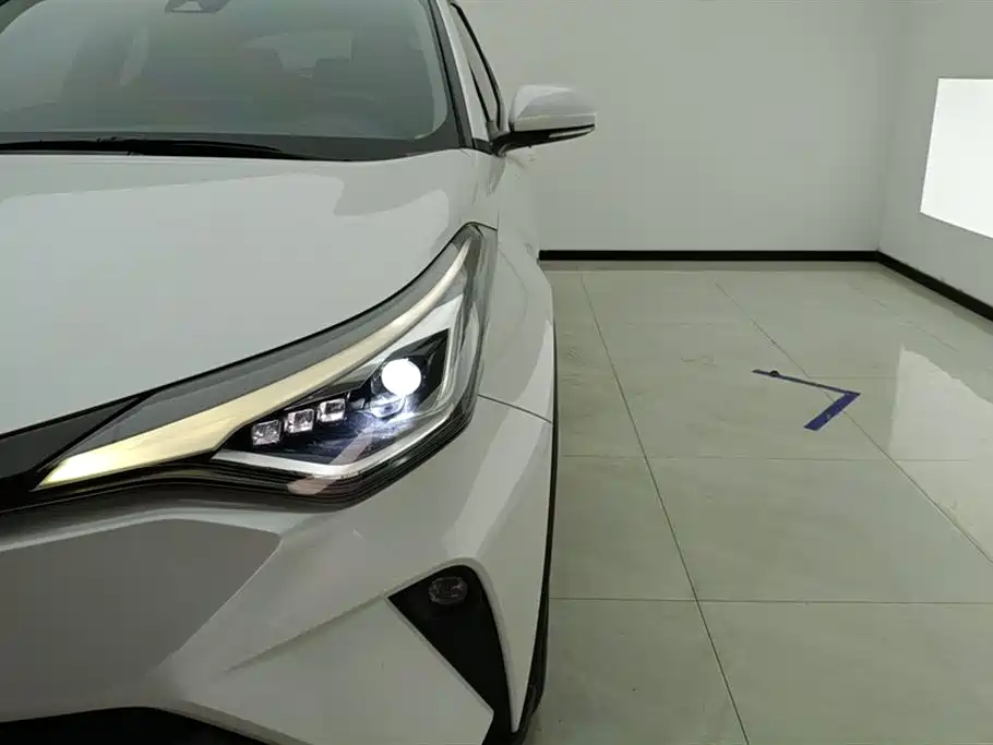 Toyota C-HR 2021 2.0L Luxury Edition фото 5