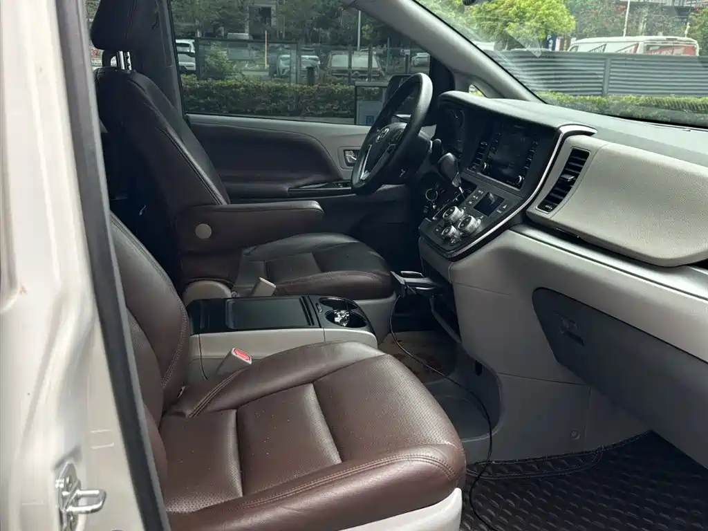 Toyota Sienna фото 14