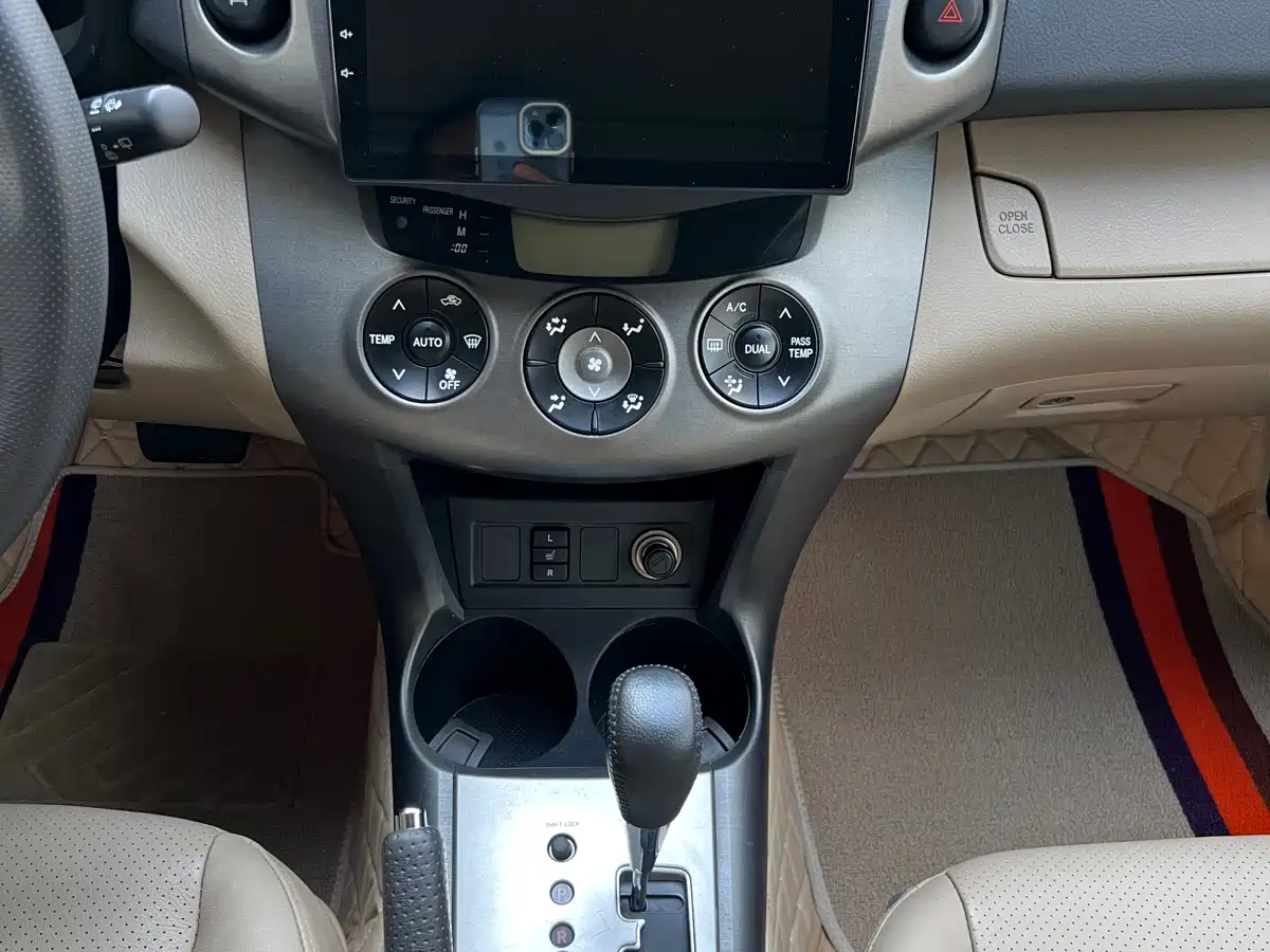 Toyota RAV4 Rongfang 2012 Styling Edition 2.4L Automatic 4WD Luxury фото 17