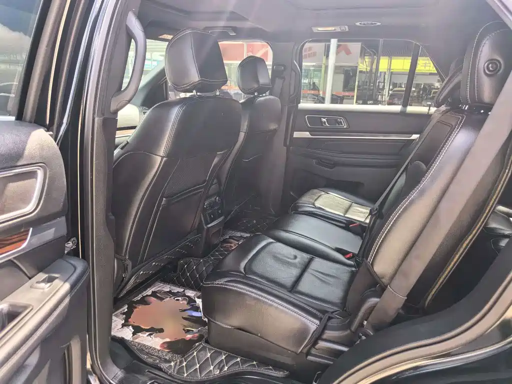 Photo 13 - Ford Explorer (Import)