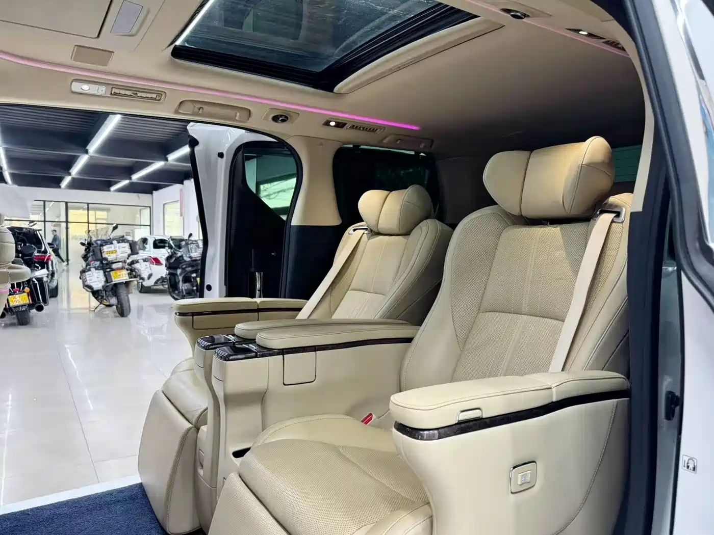 Toyota Vellfire 2021 Crown Hybrid 2.5L HV Premium Edition фото 6