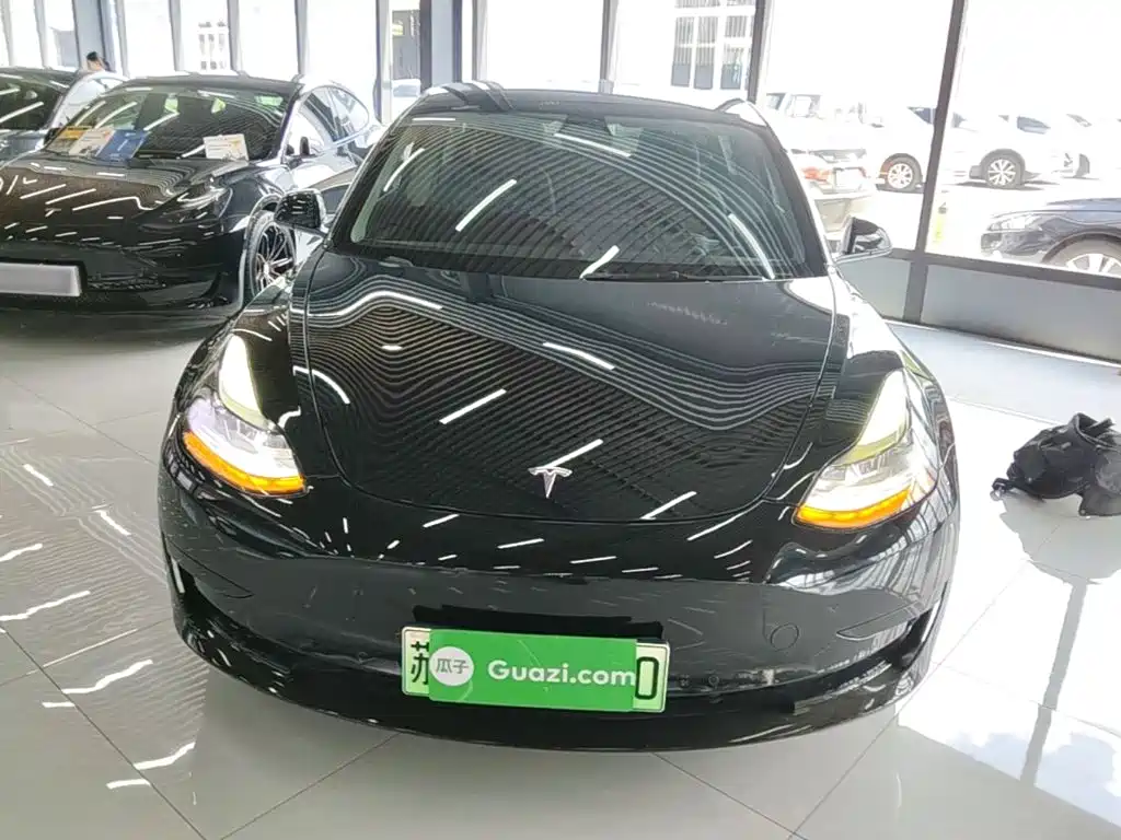 Фото 3 - Tesla Model 3