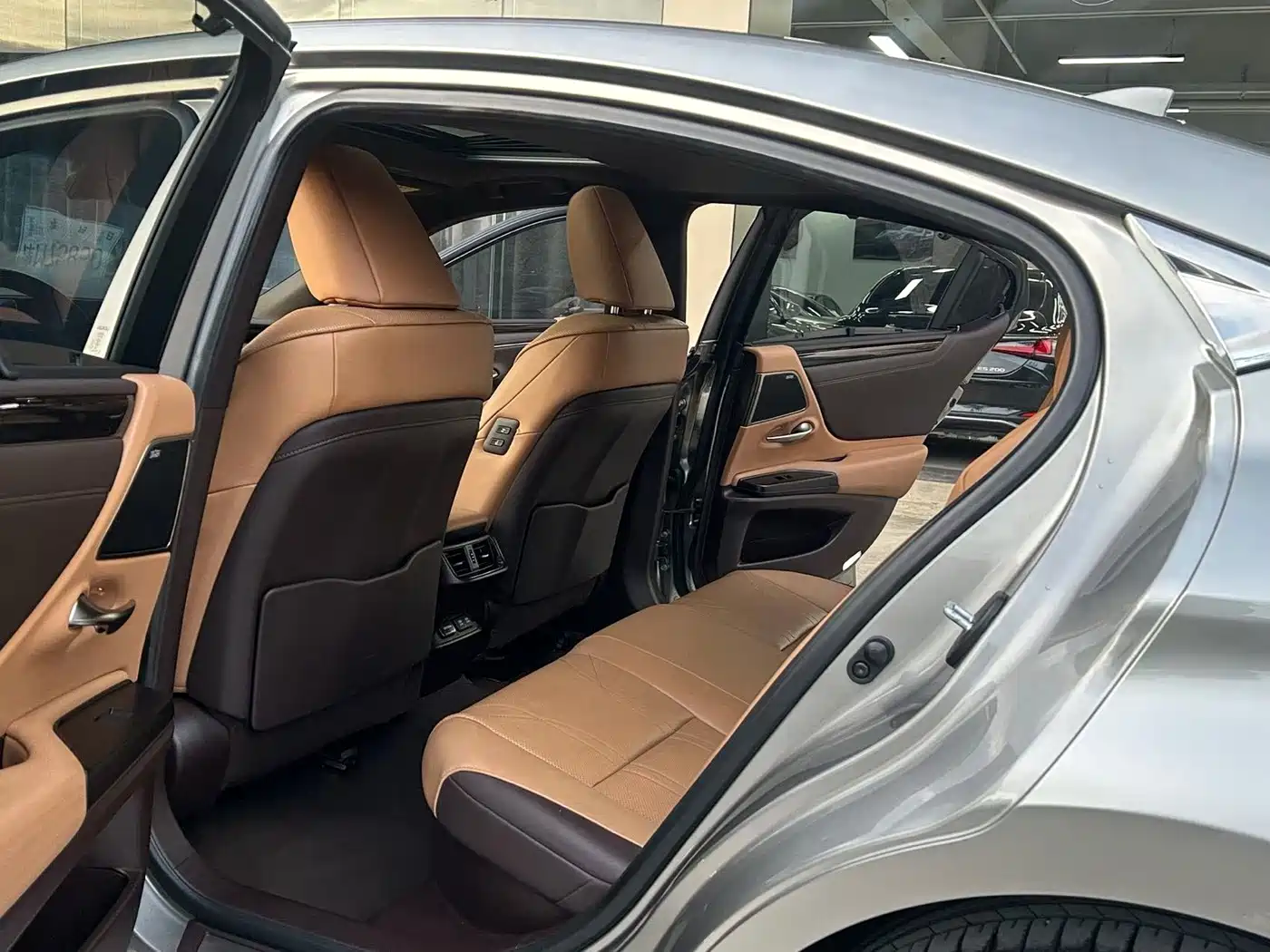 Photo 6 - Lexus ES
